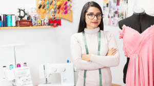 Una mujer líder de PYME en un entorno de trabajo dinámico, con una expresión de calma y control. La imagen evoca serenidad y claridad mental bajo presión, representando el poder de la inteligencia emocional.